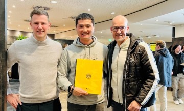 他曾在德甲留洋多年踢主力,现在退役后成中超名帅,已得到认可